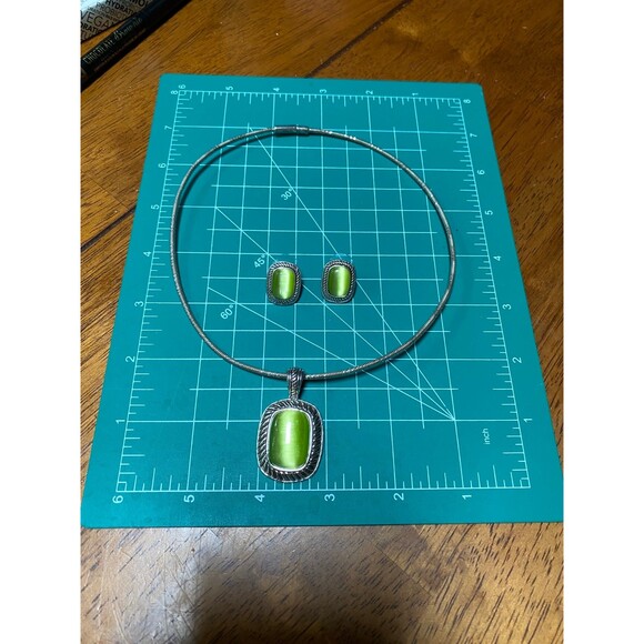Vtg Lime Green cabochons Choker Necklace and earrings set Silvertone - Picture 12 of 12